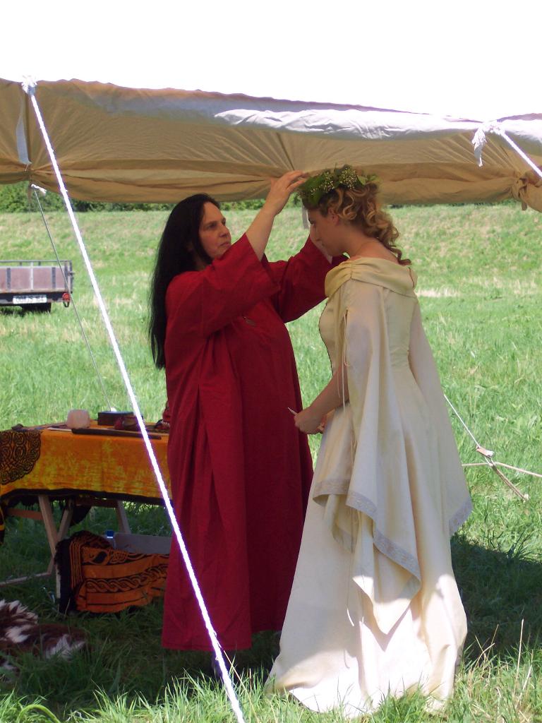 Lady Uschi setzt mir den Weinkranz auf