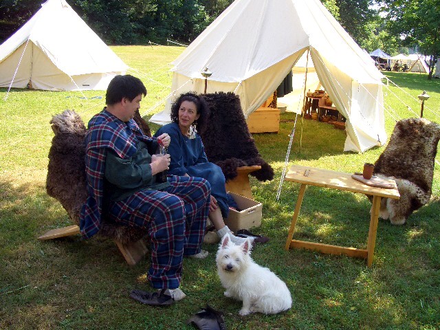 Lagerwestie mit Publikum