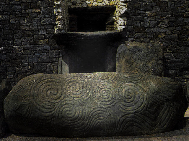 Newgrange_2003.jpg